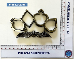 Allo stadio con un tirapugni nascosto nei pantaloni: 17enne bloccato ai controlli durante partita Acireale-Gela