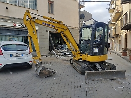 Sradicato con un escavatore il bancomat dall'Unicredit