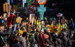 «No Kings», l'America in piazza per dire no alla svolta autoritaria di Trump