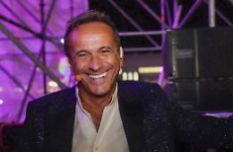 Uccio De Santis a Zafferana Etnea: la domenica del sorriso tra sketch, satira e spontaneità