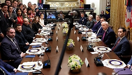 Trump-Zelensky, il dietro le quinte di un incontro «teso» e «duro». Ma il Wsj esorta il presidente: «Con i missili Tomahawk a Kiev pace più rapida»