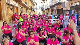 Un corteo ed esercizi ginnici all'aperto: così "Onde rosa" fa prevenzione contro il tumore della mammella