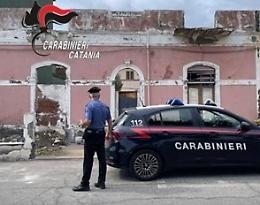 Lavori abusivi, eternit e operai in nero nel cantiere di un immobile a Riposto: sequestro e denuncia