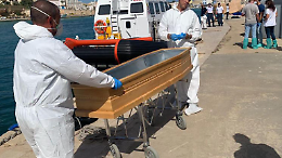 Barcone carico di migranti soccorso al largo di Lampedusa, sul molo Favarolo arrivano due morti e 14 in gravi condizioni