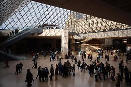 Furto al Louvre, ritrovato fuori dal museo uno dei gioielli rubati: colpo effettuato in 7 minuti
