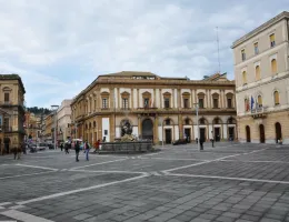 Aranci amari in vasi nel 'salotto' di Caltanissetta