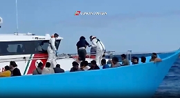 Il video dell'operazione di soccorso al largo di Lampedusa: 91 persone salvate, 2 morti
