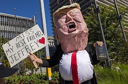 Proteste contro Trump negli Stati Uniti: per gli organizzatori sono scesi in strada in 7 milioni