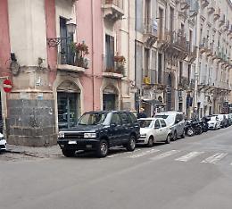 Catania, passaggio pedonale sotto assedio: via Garibaldi invasa dalle auto in sosta