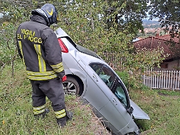 Zafferana: un'auto sbanda, sfonda un muro e finisce in una scarpata