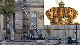 Il colpo al Louvre di Parigi: i gioielli rubati con un montacarichi, la fuga in scooter e la corona dell’imperatrice Eugenia persa per strada