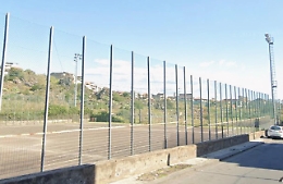 Tensioni a fine partita: un tifoso contesta l'arbitro che si barrica nello spogliatoio