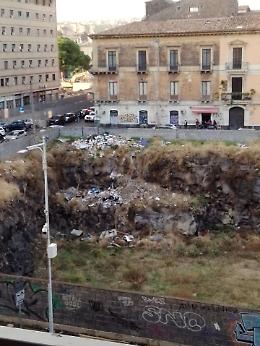 Discarica a cielo aperto nelle "fosse" di Corso Martiri della Libertà a Catania