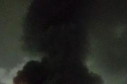 Napoli, brucia un capannone nel quartiere Ponticelli: colonna di fumo invade la città