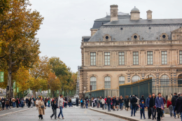 Il Louvre non riapre dopo il colpo alla Arsenio Lupin, caccia ai ladri travestiti da operai