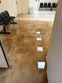 All'Asp ufficio allagato da un termosifone: disagi per impiegati e utenti in attesa di prestazioni