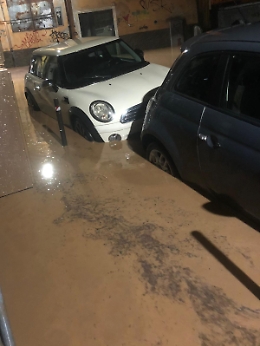 Massa Carrara: scuole chiuse e allagamenti in varie zone, salvata all'alba una famiglia 