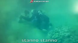 Il fondale marino devastato per pescare illegalmente datteri di mare