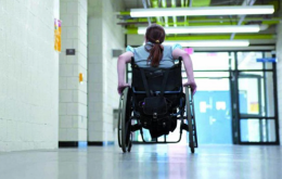 «Mia figlia disabile non ha ancora l’assistente per l’igiene, per ora ci penso io»