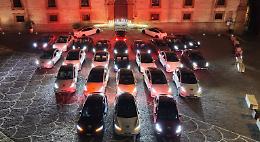 Spettacolo di luci dalle Tesla posteggiate in piazza Cattedrale