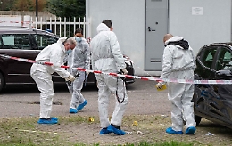 Femminicidi: morta Luciana Ronchi, 62enne accoltellata dall'ex marito per strada a Milano. Lui urlava: «La casa è la mia»