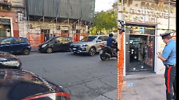 A Catania si continua a sparare: colpi in aria e contro la vetrina di un negozio 