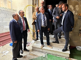 Schifani a Borgo Nuovo: «La Regione stanzierà le risorse per ripristinare l'appartamento vandalizzato»
