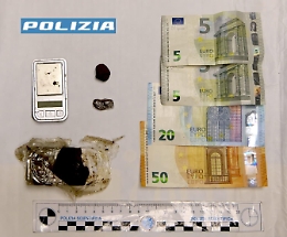 Vittoria, arrestato un 17enne per spaccio