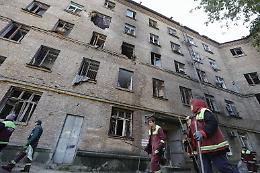 Notte di paura a Kiev: esplosioni e incendi, un ferito a Dnipro; Mosca rivendica 121 droni abbattuti