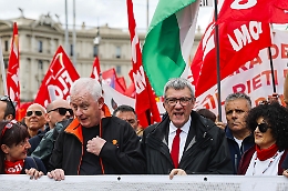 «Siamo 200mila»: la manifestazione  Cgil a Roma. Landini: «Chi demonizza le piazze ha paura della democrazia»