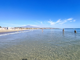 Estate infinita alla Plaia di Catania: centinaia di bagnanti anche a fine ottobre. E c'è anche il «cocco bello»