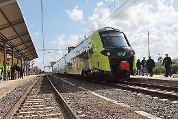 Riapre la ferrovia Palermo-Catania, inaugurati i primi 38 km di raddoppio: «Nel 2030 si farà in due ore»,  ma per ora restano 3