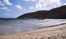 L'incredibile storia della passeggera dimenticata dalla nave da crociera su un'isola da sogno e ritrovata morta