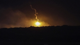 Gaza, dopo una notte di  raid aerei Israele ripristina il cessate il fuoco. L'Idf: «Colpiti 30 terroristi di Hamas»