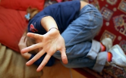 Comiso, madre violenta allontanata dopo la denuncia: insegnante salva la propria alunna