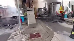 In fiamme casello autostradale a Brescia: rogo partito da un camion carico di gomme 