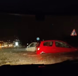 Maltempo in tutta la Sicilia, sull'autostrada Catania-Siracusa camion e auto bloccati 