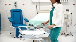 Partorisce un bimbo e lo abbandona accanto ai cassonetti, il neonato in rianimazione