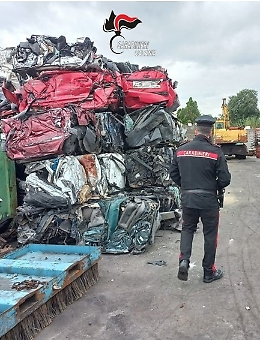 Centro demolizioni di Giarre sotto sequestro: 65 carcasse con "fluff" pericoloso, titolare denunciato