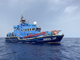 Tre sbarchi a Lampedusa, attracca anche l'Aurora sar