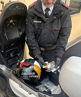 Su uno scooter rubato e con la marijuana nel marsupio, un uomo fermato dai carabinieri