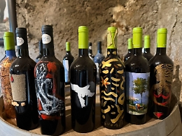 Tele d'autore dai filtri del vino nell'asta solidale “Poesie da bere”