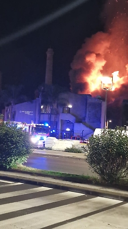 Bruciano le Ciminiere di Catania, incendio nell'auditorium del centro fieristico: vigili del fuoco sul posto per domare le fiamme