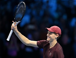 Sinner show: travolge Zverev e vola in semifinale