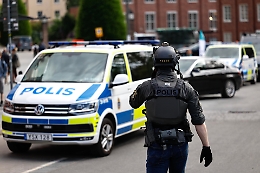 Bus travolge pensilina a Stoccolma: diverse vittime e feriti, autista arrestato