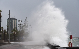 La tempesta "Claudia" spaventa la Spagna: allerta meteo rossa, piovuti più di mille metri cubi d'acqua. Esondato un fiume
