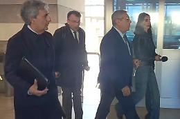 Scandalo tangenti, la scena muta di Cuffaro che però si difende: «Mai pronunciata la parola "soldi"»