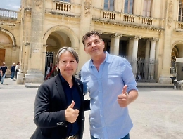 "Lo Spaesato", Teo Mammucari a Noto tra "babbi" e "malfidati"