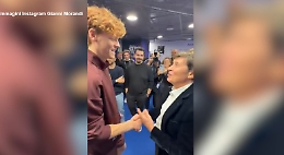 Sinner a Morandi: «Mi hai portato fortuna». E lui: «In Italia ci sono le Ferrari, Armani e tu»