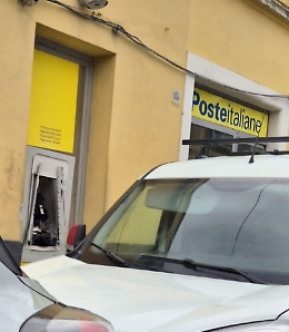 Colpo all’ufficio postale, usato esplosivo per tentare di rubare il bancomat